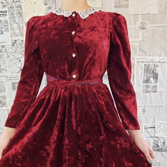 Vintage lightweight red velvet dress. - Picture 2 of 4